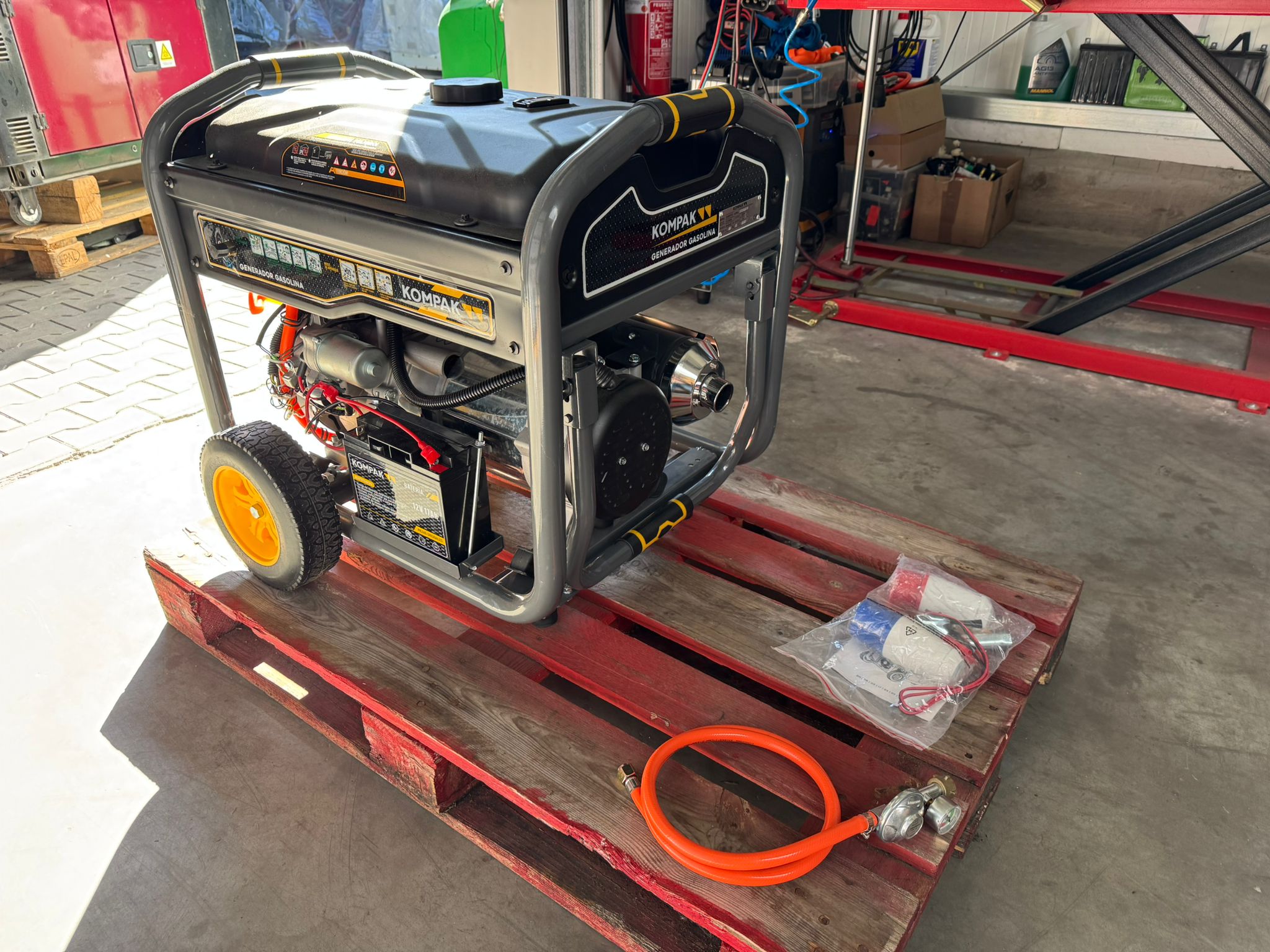 [OUTLET#470] KOMPAK 10 kVA Gas & Benzin K10000TE-T-DF Stromerzeuger Stromaggregat